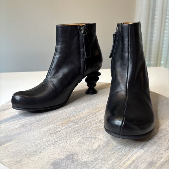 John Fluevog Elizabeth Black Leather Ankle Boots Sculpted Heel Women’s Size 7.5 - Picture 3 of 12